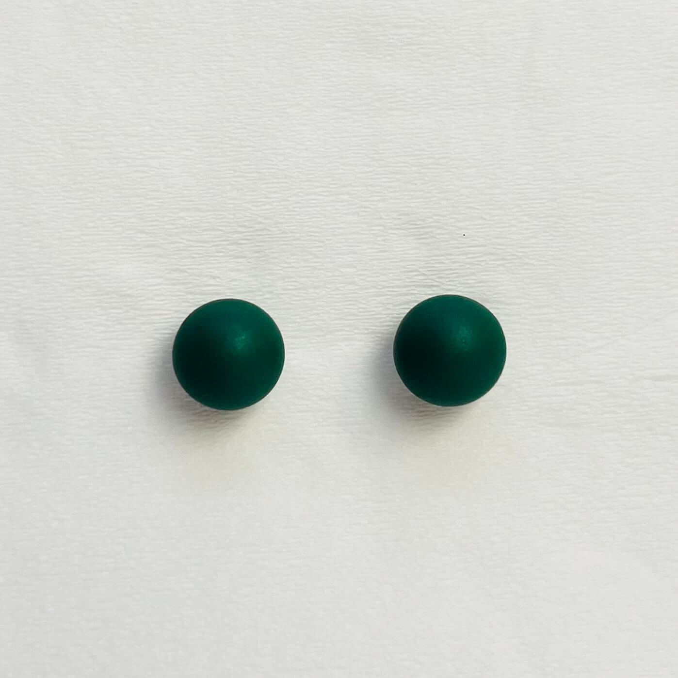 ROUND COLORFUL STUDS (GREEN) - GOLDEN